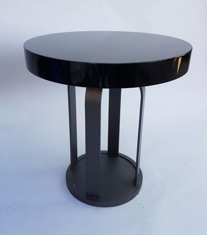 DEUX TABLE D'APPOINT à plateau circulaire laqué noir et piétement ajouré en métal...