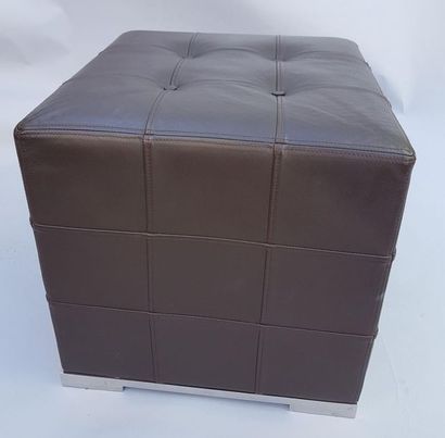 POUF carré en cuir capitonné marron et base métallique POUF carré en cuir capitonné...