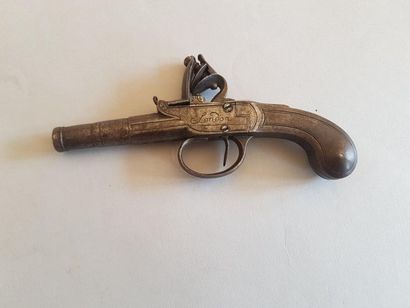 Petit pistolet coup de poing à silex entièrement en fer gravé, signé Griffine à Londres,...