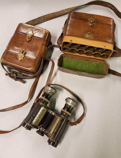 LOT ACCESSOIRES MILITAIRES Pair of WWI officer's binoculars; 2 double leather cartridge...