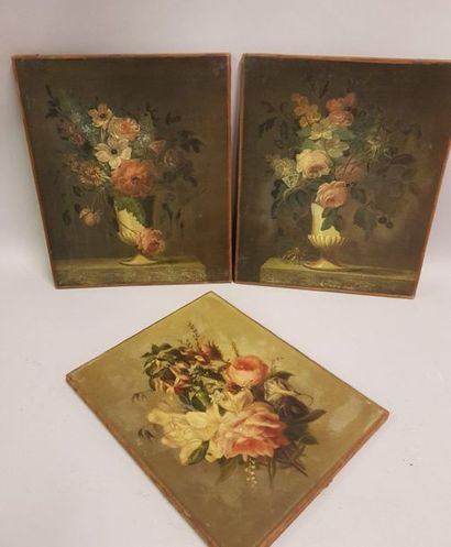 Suite de 4 tableaux aux vases fleuris vers 1900 Suite of 4 paintings with flowered...