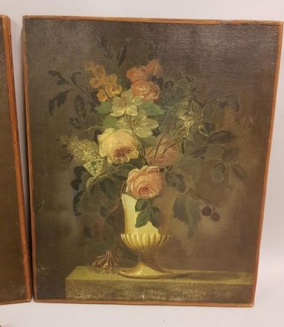 Suite de 4 tableaux aux vases fleuris vers 1900 Suite de 4 tableaux aux vases fleuris...