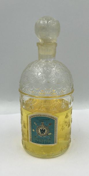 GUERLAIN. Guerlain.

 Eau de Cologne Impériale flacon modèle abeille incolore. Étiquette...