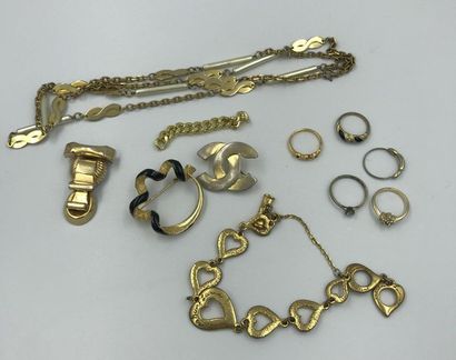 Lot de bijoux fantaisie comprenant : sautoir, quatre bagues en métal doré, une broche...