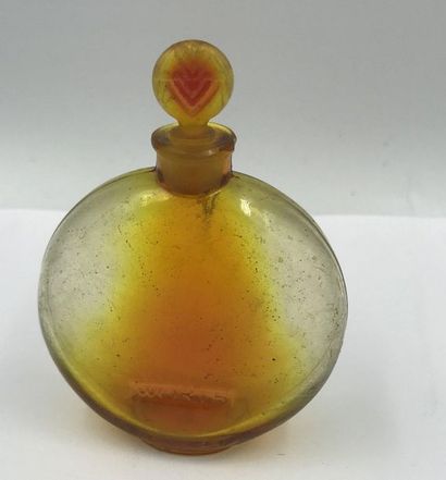 René Lalique Worth. Vers le jour. Flacon en verre ambré partiellement satiné a panse...