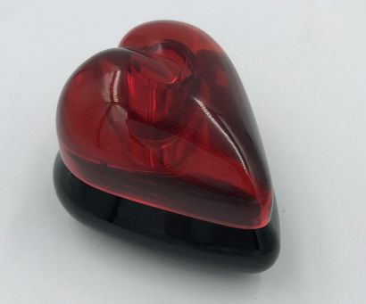 Liebe. Flacon atomiseur en forme de cœur teinté rouge sur son socle incolore Eau...