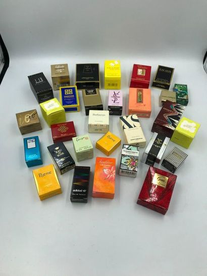 Lot de 30 miniatures de parfumeurs avec coffret et parfum d'origine Lot de 30 miniatures...