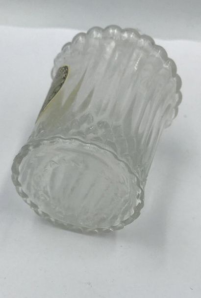 GUERLAIN. Guerlain. 

Modèle Louis XVI flacon en verre, bouchon émerisé, étiquette...