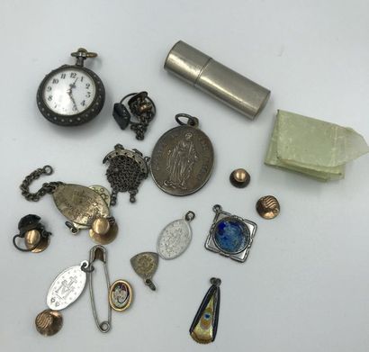 Lot comprenant: montre de gousset en métal et scène galante émaillée, étui en métal,...