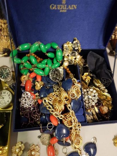 Fort lot de bijoux fantaisie avec éventails; sautoirs, bagues, bracelets manchette,...