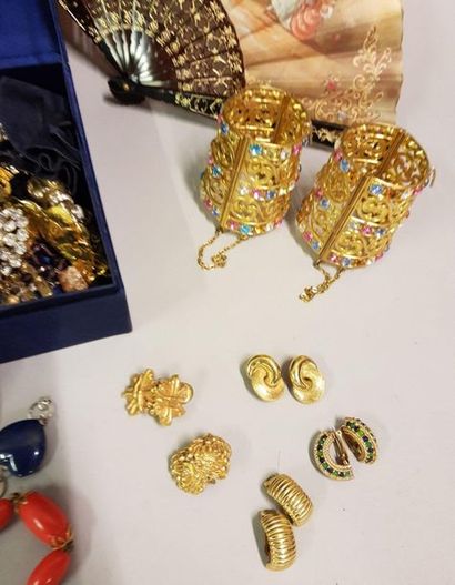 Fort lot de bijoux fantaisie avec éventails; sautoirs, bagues, bracelets manchette,...