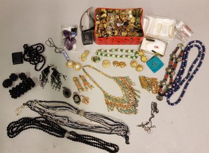 Fort lot de bijoux fantaisie : ceintures, sautoirs, parure, pierres Fort lot de bijoux...