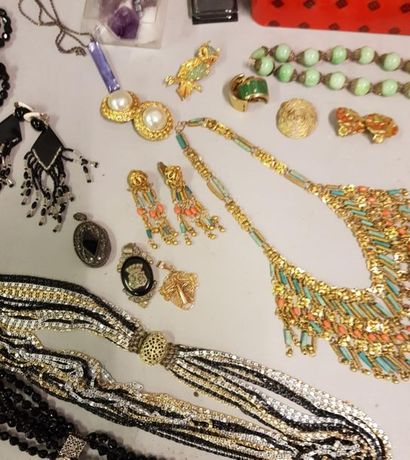 Fort lot de bijoux fantaisie : ceintures, sautoirs, parure, pierres Fort lot de bijoux...