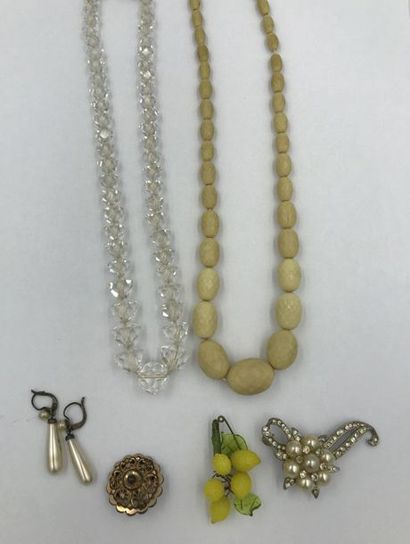 Lot de bijoux fantaisie comprenant : collier en résine, collier en perles incoles...