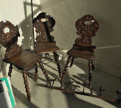 Trois chaises en bois mouluré et sculpté à décor dans le goût de la Renaissance 
Three...
