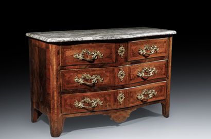 null 
Chest of drawers with curved front and apron in veneer and marquetry; opening...