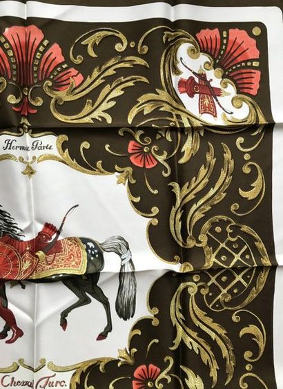 HERMES-Paris HERMES-Paris

CARRE en twill de soie imprimée " Cheval turc" sur fond...