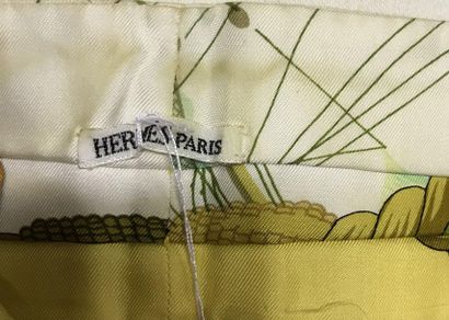 HERMÈS - Paris HERMES - Paris

LAVALIERE en soie imprimée

(traces au col)

Printed...