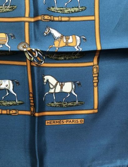 HERMES-Paris HERMES-Paris

CARRE en soie imprimée à motif de chevaux dans un quadriallage...