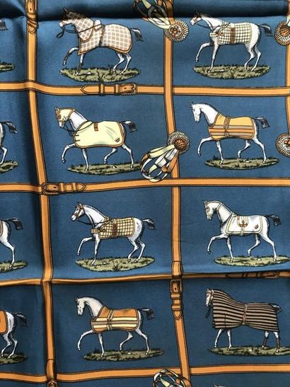 HERMES-Paris HERMES-Paris

CARRE en soie imprimée à motif de chevaux dans un quadriallage...