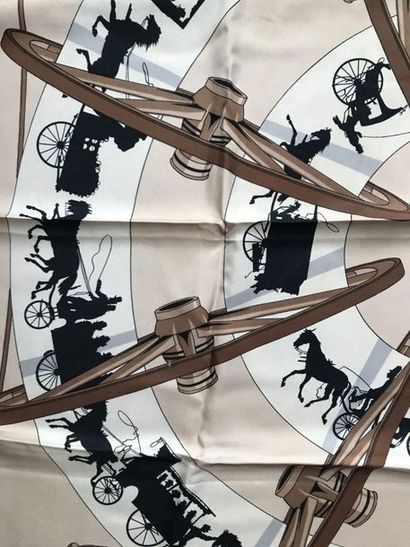 HERMES -PARIS HERMES -Paris

CARRE en soie imprimée à décor de diligences 

(tâches...
