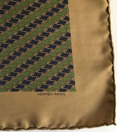 HERMES- Paris HERMES- Paris

DEUX POCHETTES en soie:

- l'une à motif de chaine sur...
