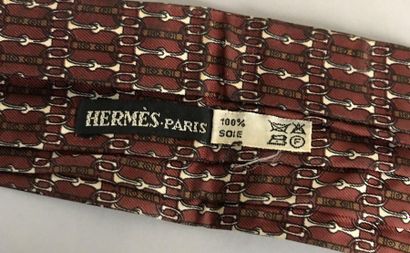 HERMES -PARIS HERMES -Paris

DEUX LAVALIERES en soie imprimée: l'une à motif de mors...