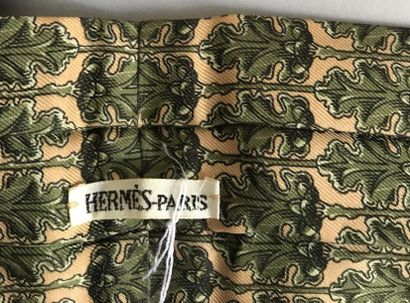 HERMES -PARIS HERMES -Paris

Deux LAVALIERES en soie imprimée l'une à motif de feuilles...