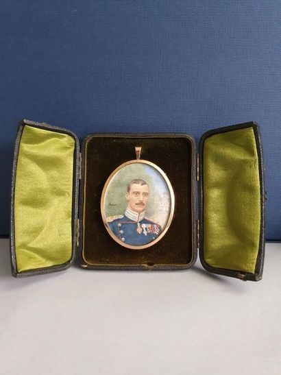 MINIATURE Miniature ovale sur ivoire ''Portrait d'officier'', signée Brock. Dans...