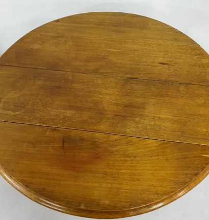 TABLE DE SALLE A MANGER ronde en bois naturel reposant sur des pieds cannelés. TABLE...