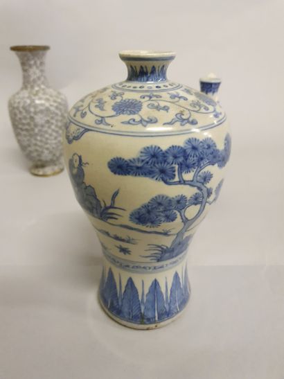 CHINE CHINE

Vase en porcelaine bleu et blanc à décor de personnages; hauteur 24...