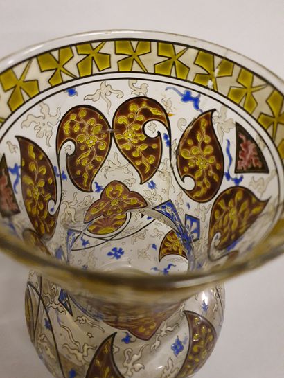 Gallé. Nancy Attribué à Vase col tronconique en verre polychrome et décor appliqué

Accidents,...