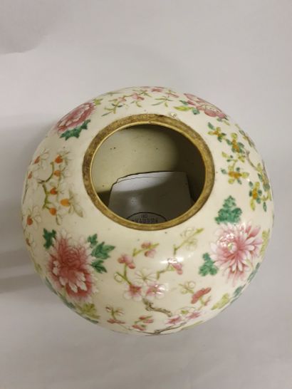 CHINE CHINE 

Vase boule couvert en porcelaine de Canton, décor d'émaux polychromes...