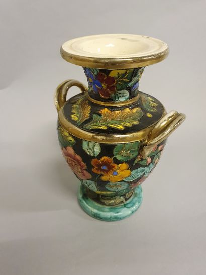 VALLAURIS VALLAURIS

Vase ballustre en faïence polychrome, décor floral

signé au...