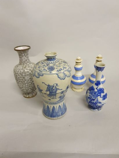 CHINE CHINE

Vase en porcelaine bleu et blanc à décor de personnages; hauteur 24...