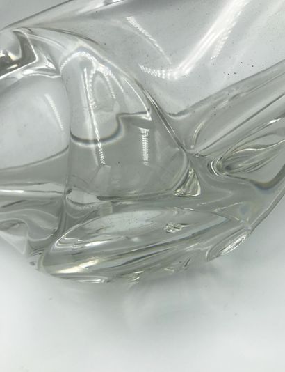 DAUM DAUM

Coupe en cristal 

Signée

11 x 47 cm 



On y joint : DEUX VASES en cristal...