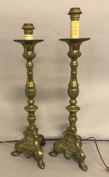 DEUX PIQUES-CIERGE tripode en laiton doré monté en lampe à décor de godrons et palmettes...