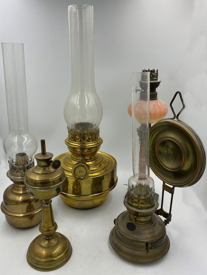 TROIS LAMPES A PETROLE en laiton ou métal dont une avec écran rond TROIS LAMPES A...