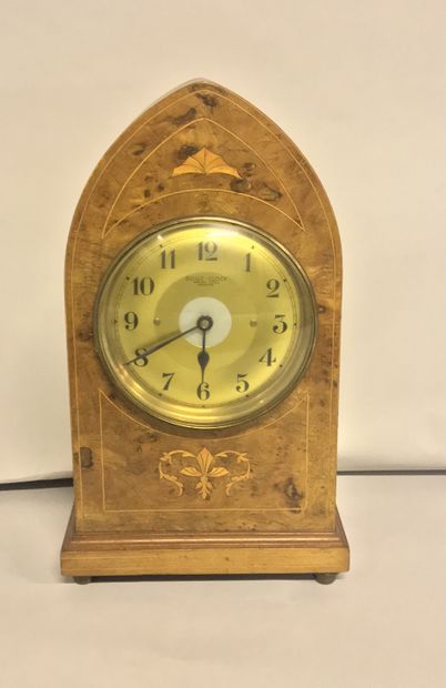 PENDULE "Bulle-clock" en bois de placage marqueté PENDULE "Bulle-clock" en bois de...