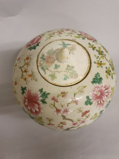 CHINE CHINE 

Vase boule couvert en porcelaine de Canton, décor d'émaux polychromes...
