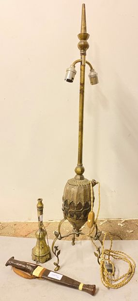 LAMPE en métal et bois à deux bras de lumière, le fût imitation noix de coco LAMPE...