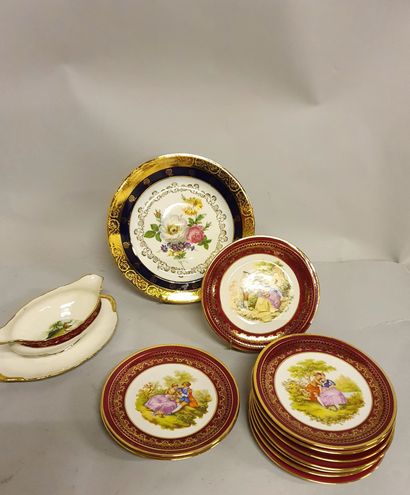 Lot de 11 petites assiettes à dessert en porcelaine de Limoges décor de scènes galantes...