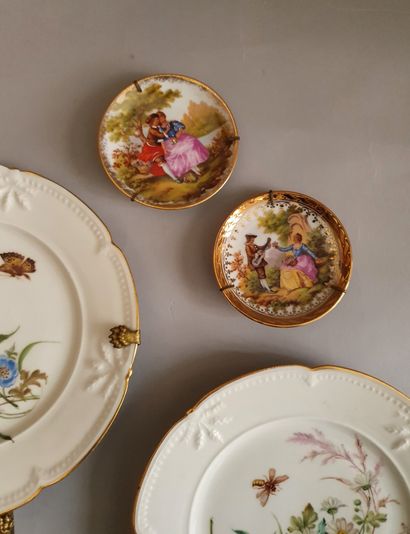 Lot de porcelaines de Limoges : deux assiettes en porcelaine blanche à bords chantournés...