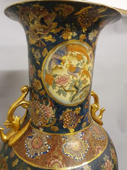 JAPON - 20e siècle JAPON - 20e siècle

Grand vase en faïence polychome à décor de...