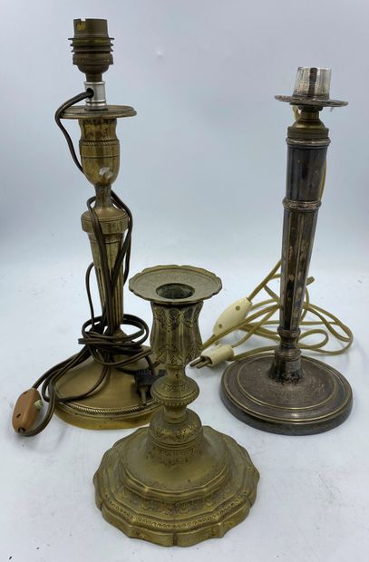 Lot comprenant: Lot including: 

- PETROLEUM LAMP made of hard stone, glass and metal...
