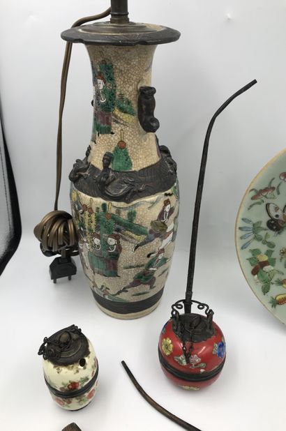 Lot comprenant : Lot comprenant : 

- Vase en Nankin à décor de guerriers H : 30...