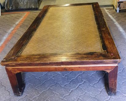 Grande table basse en bois exotique laqué, plateau encadrement de vannerie Grande...