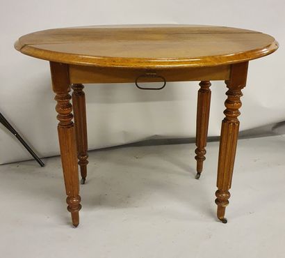 TABLE DE SALLE A MANGER ronde en bois naturel reposant sur des pieds cannelés. TABLE...
