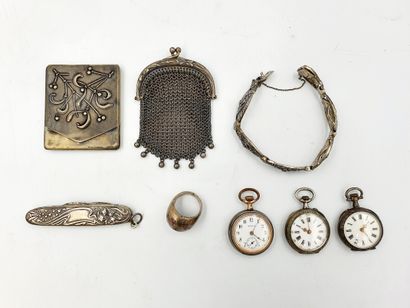 Lot d'objets en argent comprenant : un bracelet à maillons ajourés; 2 montres de...