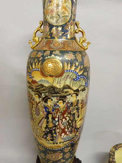 JAPON - 20e siècle JAPON - 20e siècle

Grand vase en faïence polychome à décor de...